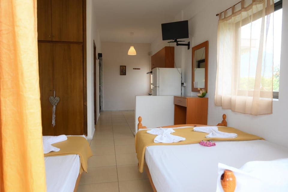 Bed, TV and multimedia, Kitchen or kitchenette, Photo of the whole room, Bedroom, wardrobe