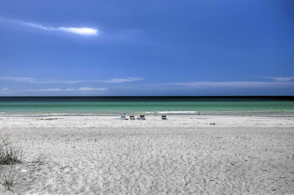 On-Site Beach Access: Walkable Gulf Coast Retreat House in Indian Rocks Beach