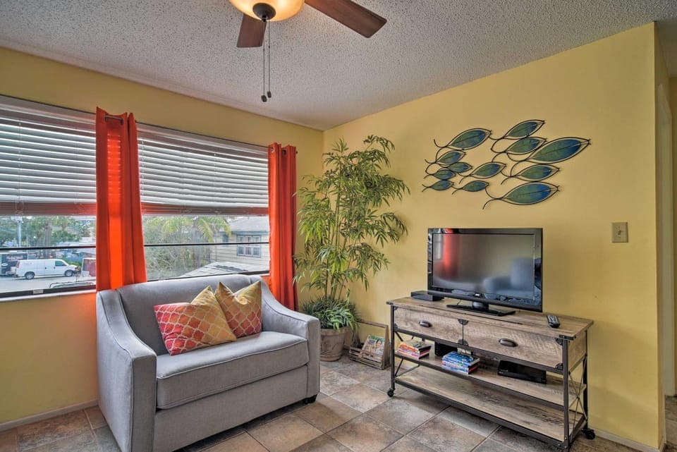 On-Site Beach Access: Walkable Gulf Coast Retreat House in Indian Rocks Beach