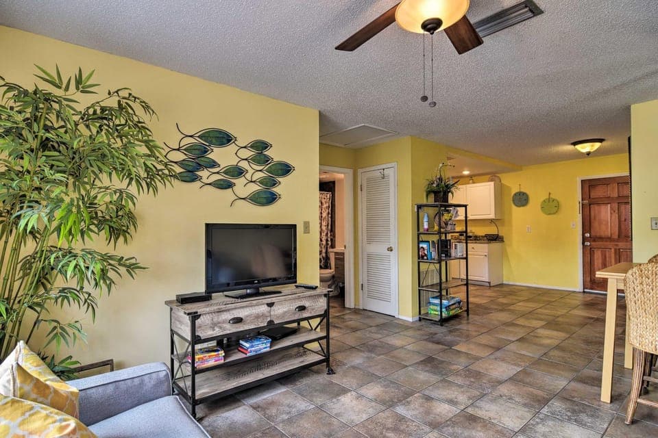 On-Site Beach Access: Walkable Gulf Coast Retreat House in Indian Rocks Beach