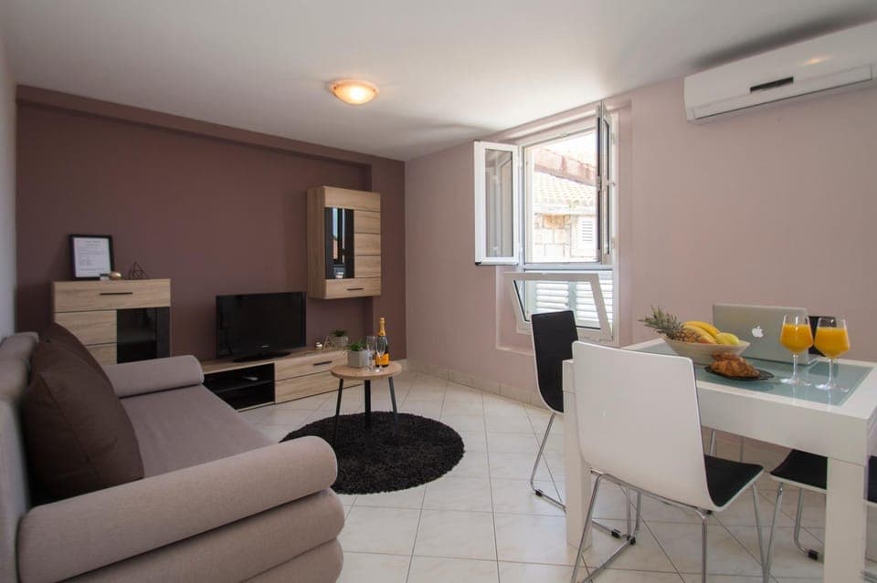 TV and multimedia, Living room, Seating area, Dining area