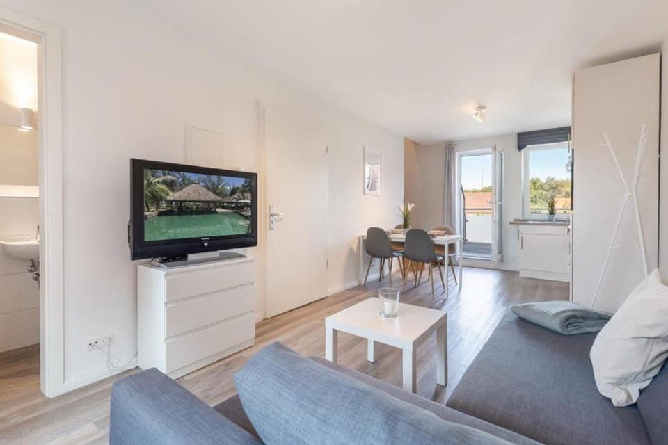 TV and multimedia, Living room, Seating area, Dining area