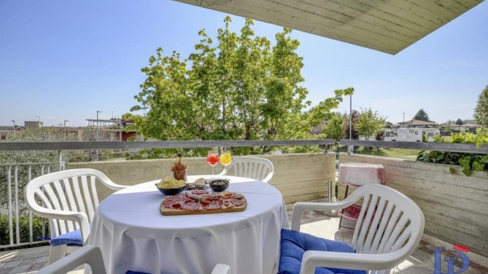 View (from property/room), Balcony/Terrace, Food and drinks