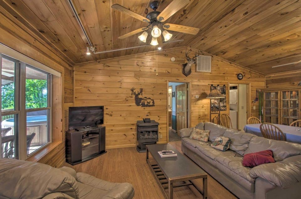 Peaceful Bryson City Cabin - Fire Pit & Hot Tub! Cabin in Fontana Lake