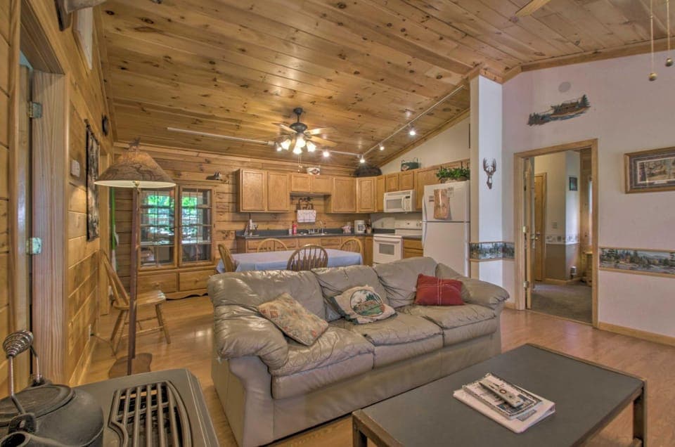 Peaceful Bryson City Cabin - Fire Pit & Hot Tub! Cabin in Fontana Lake