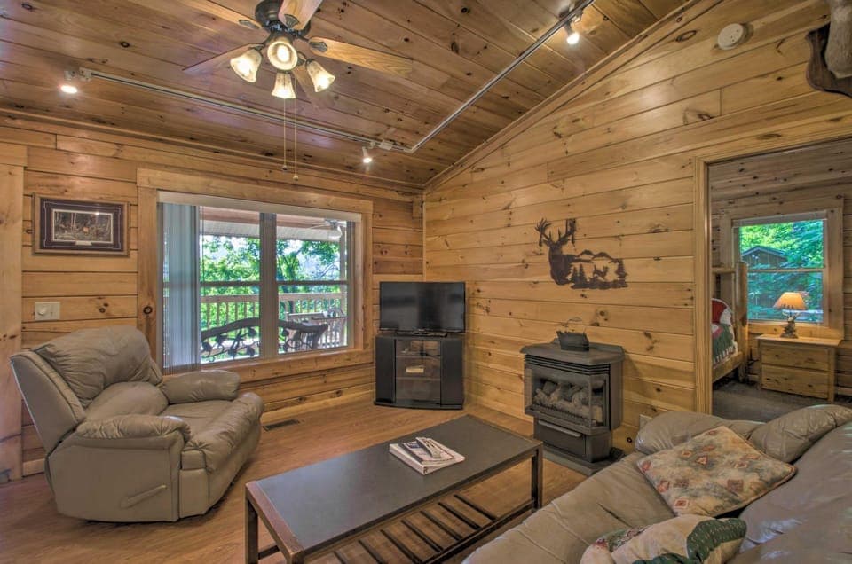 Peaceful Bryson City Cabin - Fire Pit & Hot Tub! Cabin in Fontana Lake
