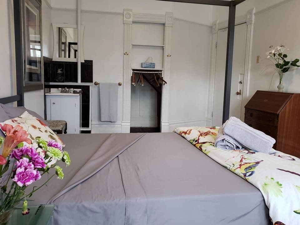 Bed, Bedroom, air conditioner