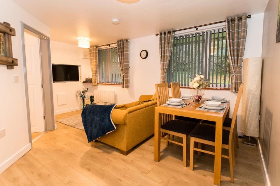 TV and multimedia, Living room, Seating area, Dining area