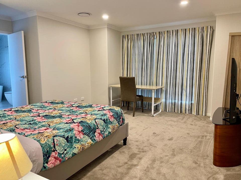 Bed, TV and multimedia, Photo of the whole room, Bedroom, hair dresser