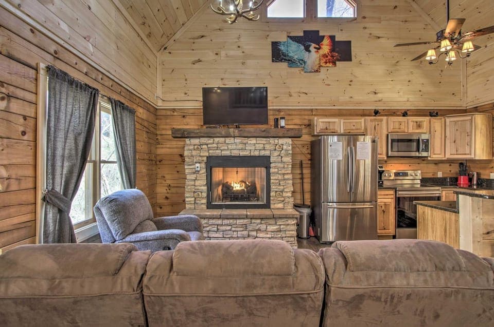 'The Phoenix' Cabin w/ Hot Tub in Gatlinburg! Cabin in Gatlinburg