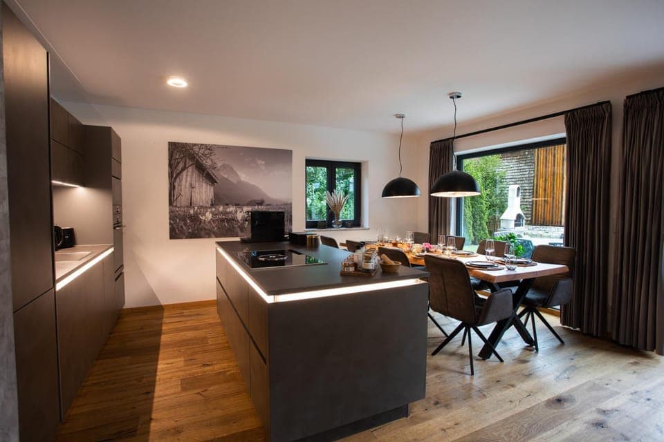 Coffee/tea facilities, Kitchen or kitchenette, Dining area, Garden view, Mountain view, stove