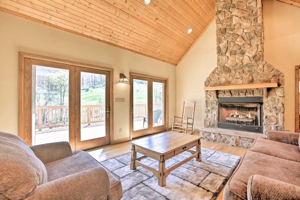 House w/ Deck, Fire Pit - 15 Mins to Snowshoe! House in Shenandoah Valley