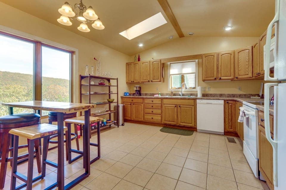 Deep Creek Lake Townhome w/ Deck & Water Views House in Deep Creek Lake