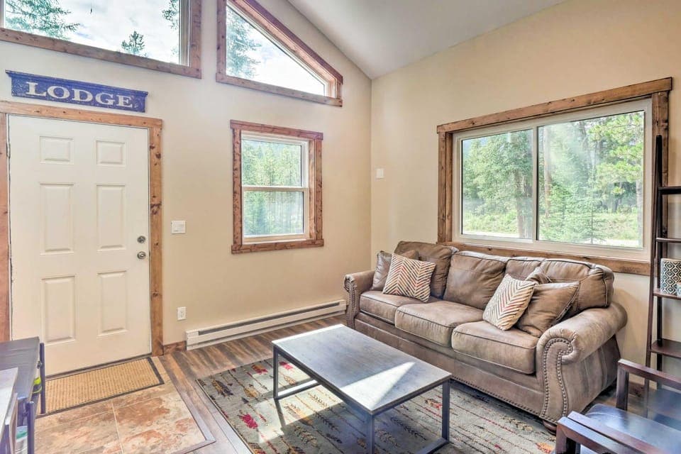 5 Mi to Ski Resort: Mtn-View Breck Home w/ Hot Tub House in Blue River