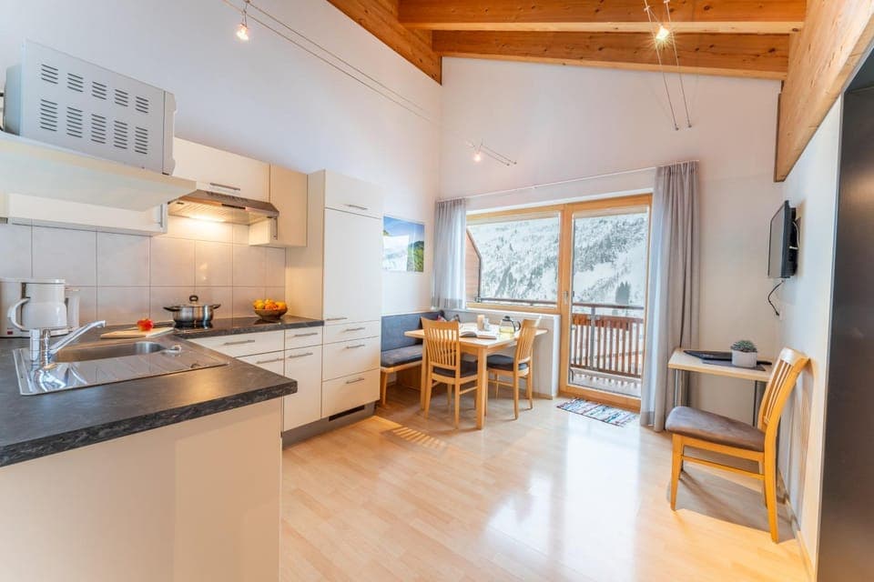 Kitchen or kitchenette, Seating area, stove