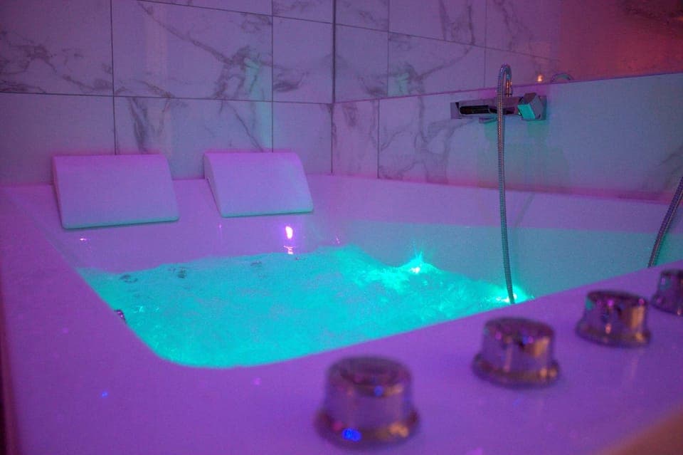 Hot Tub, Spa and wellness centre/facilities