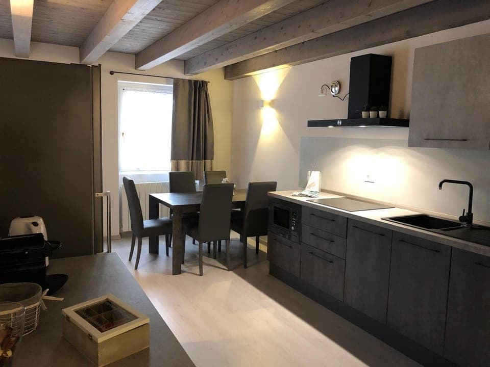 Kitchen or kitchenette, Dining area