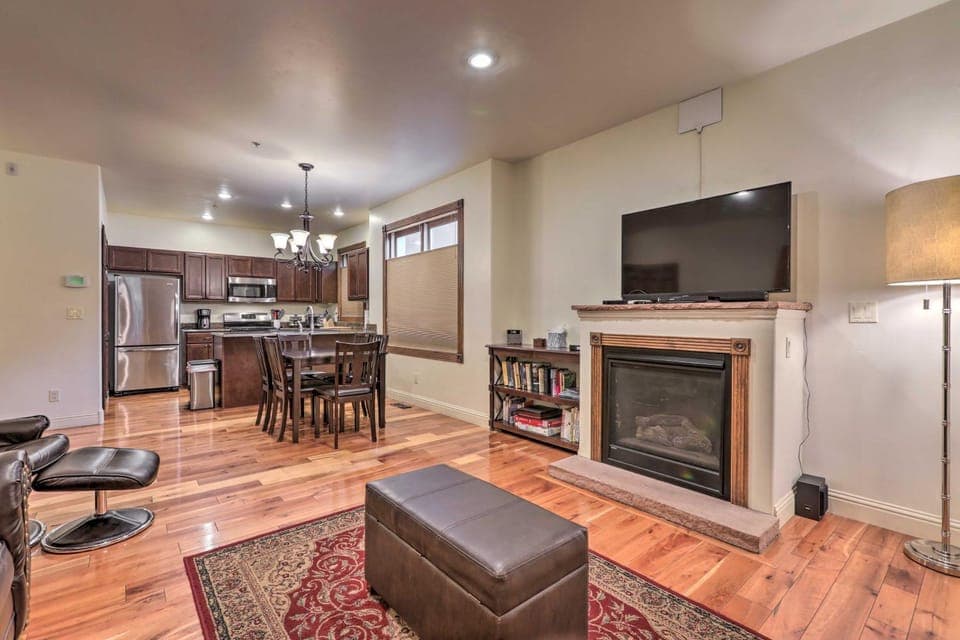 Cozy Central Glenwood Springs Condo w/ 2 Decks! House in Glenwood Springs