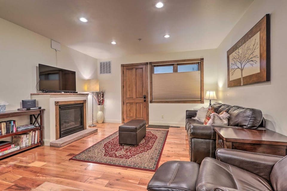 Cozy Central Glenwood Springs Condo w/ 2 Decks! House in Glenwood Springs