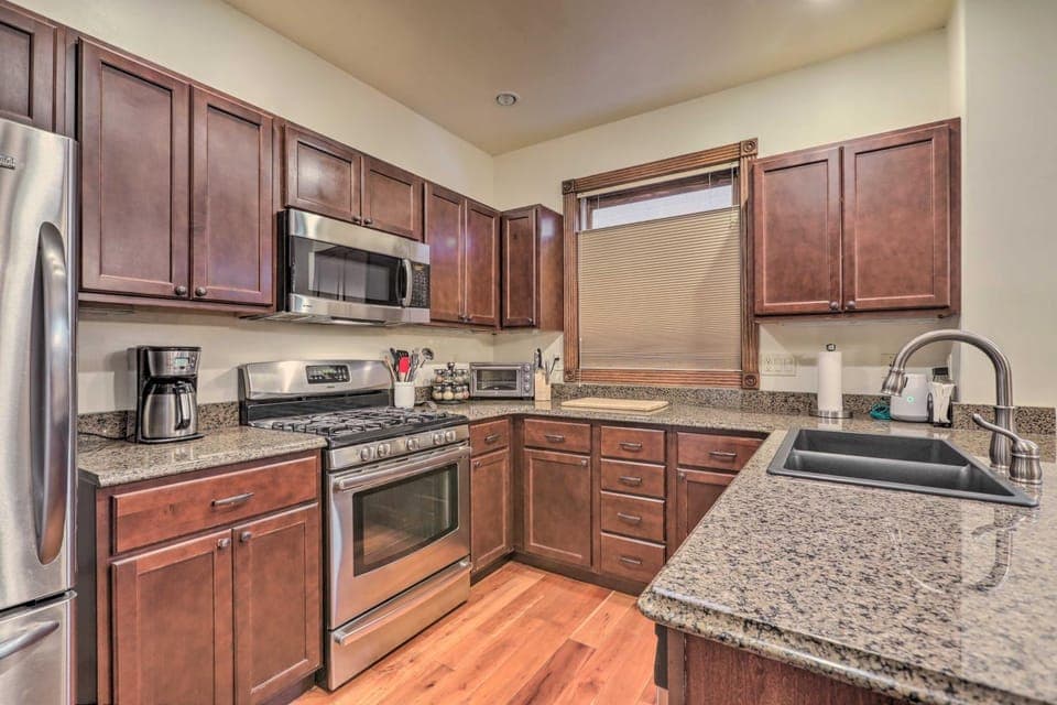 Cozy Central Glenwood Springs Condo w/ 2 Decks! House in Glenwood Springs