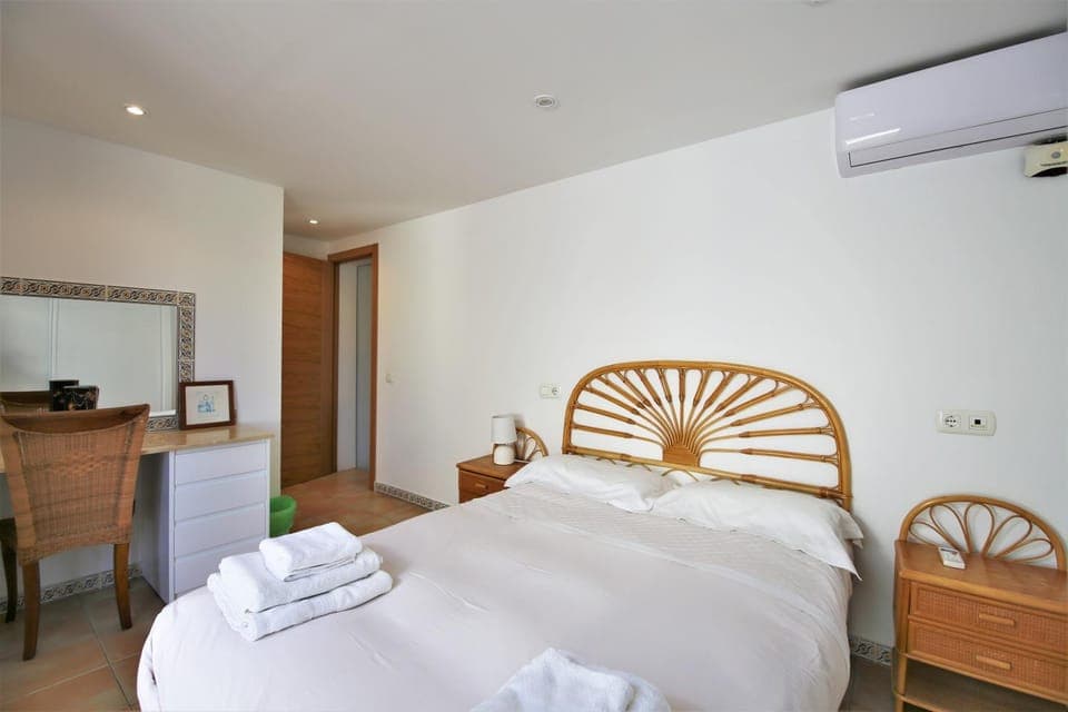 Bed, Photo of the whole room, Bedroom, air conditioner