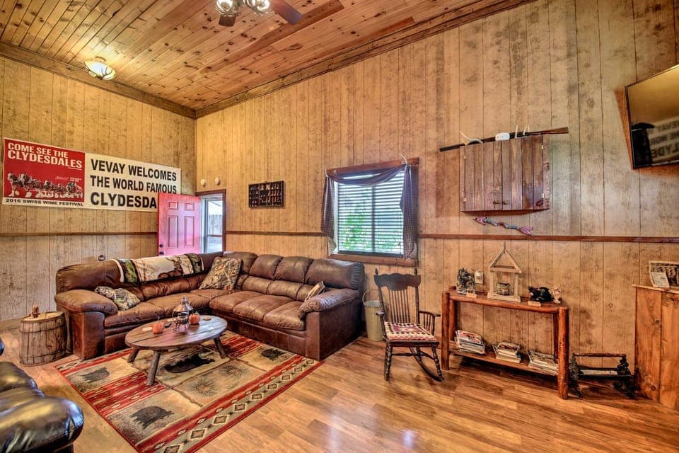 'The Bovard Lodge' Rustic Cabin Near Ohio River! Cabin in Indiana