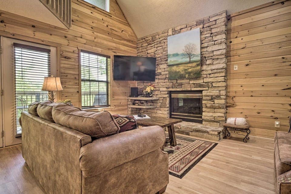 Hot Tub & Private Deck: Rustic Pigeon Forge Cabin Cabin in Pigeon Forge