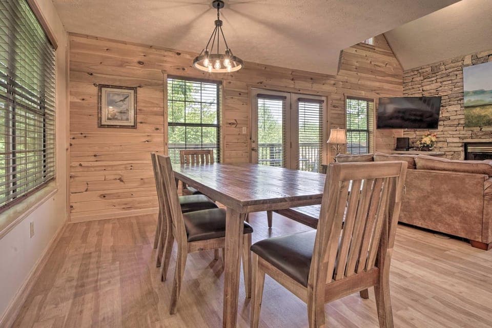 Hot Tub & Private Deck: Rustic Pigeon Forge Cabin Cabin in Pigeon Forge