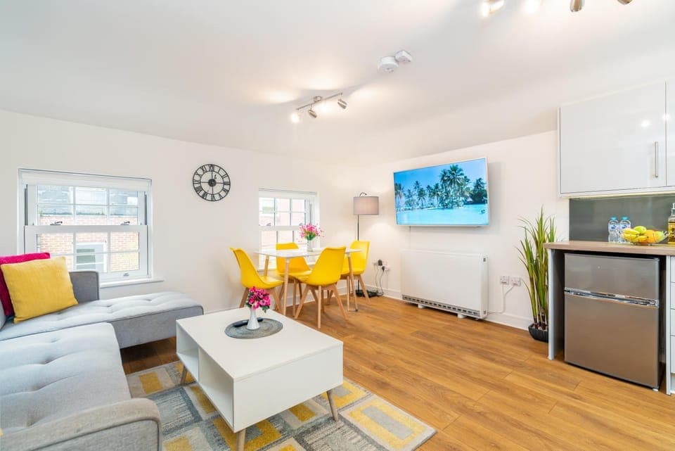 Living room, Seating area, Dining area, Entertainment