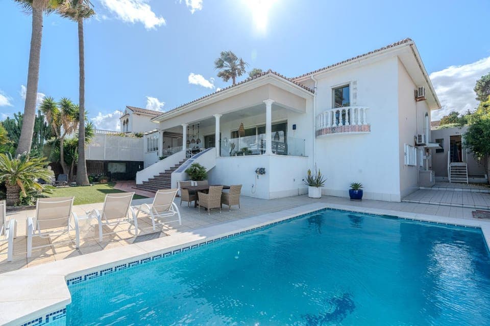 Property building, Swimming pool, sunbed