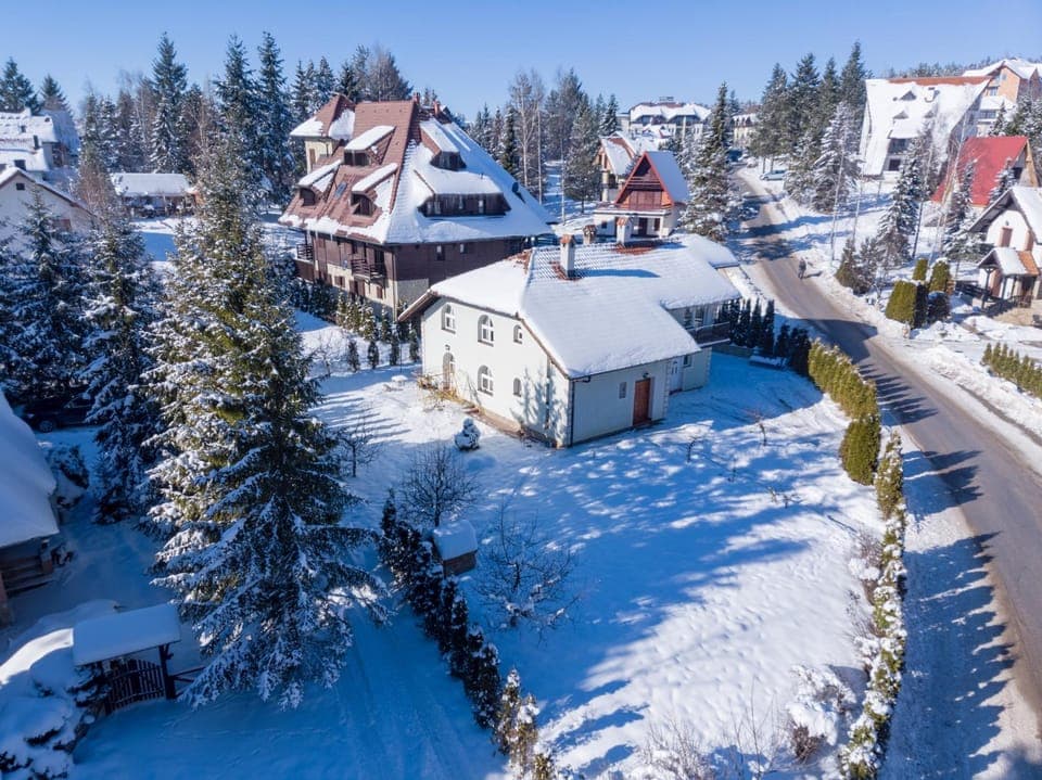 Property building, Facade/entrance, Bird's eye view, Winter, Garden