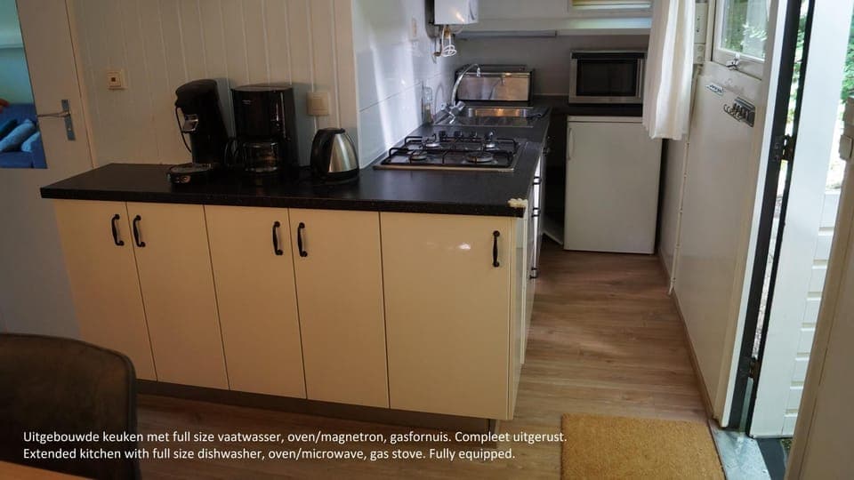 Coffee/tea facilities, Kitchen or kitchenette, dishwasher, minibar, pet friendly, stove