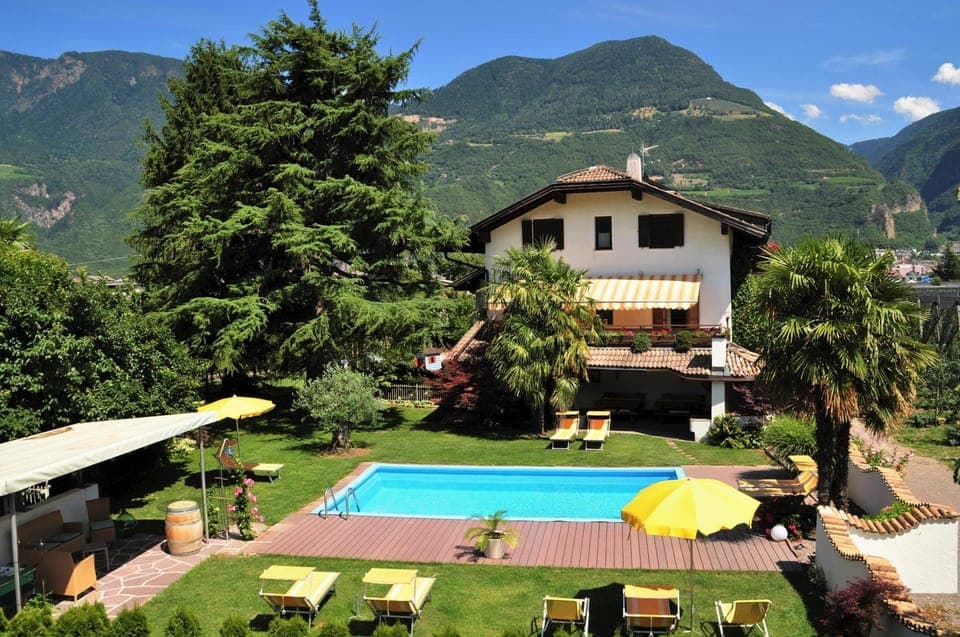 Property building, Garden, Swimming pool