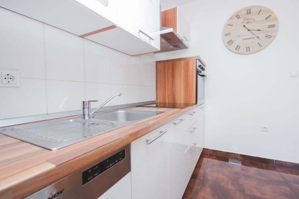 dishwasher, pet friendly, stove