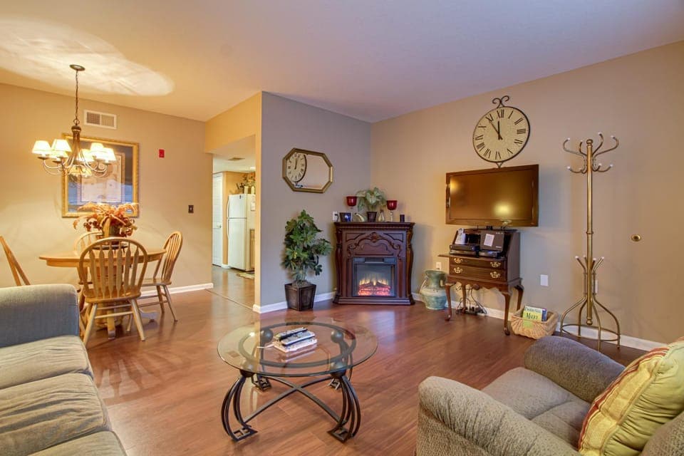 Parkway Condo ~ Walk to Island in Pigeon Forge! House in Pigeon Forge