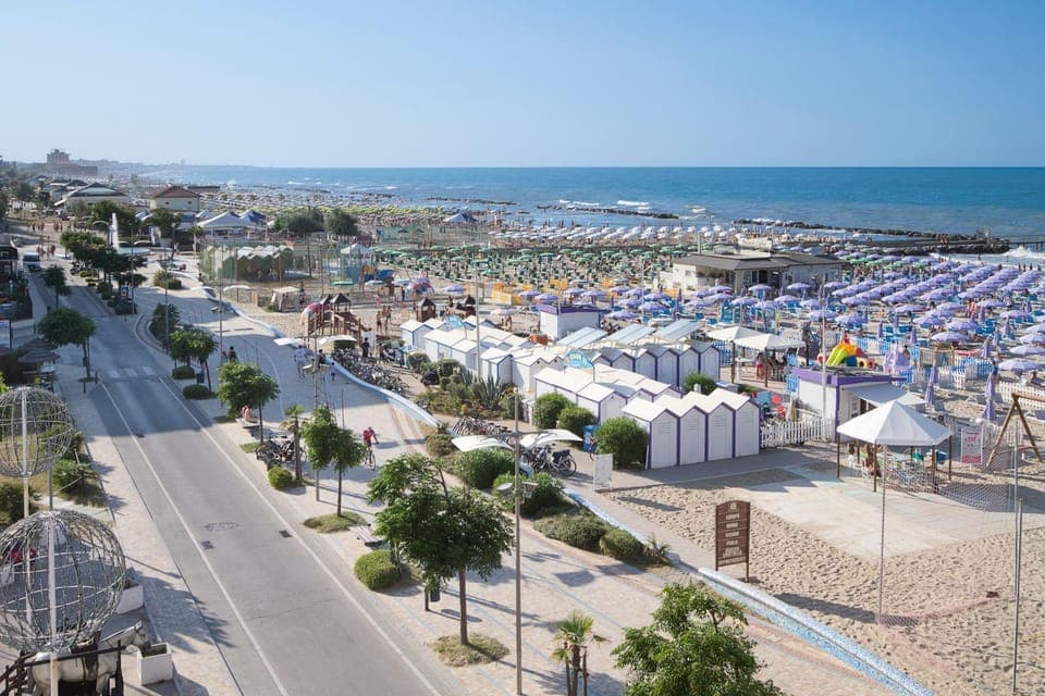 Sea view, Street view