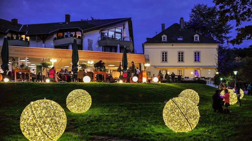 Restaurant/places to eat, Night, Decorative detail