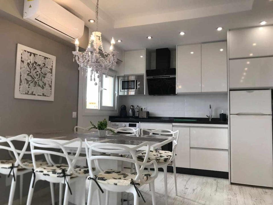 Living room, Dining area, oven, pet friendly