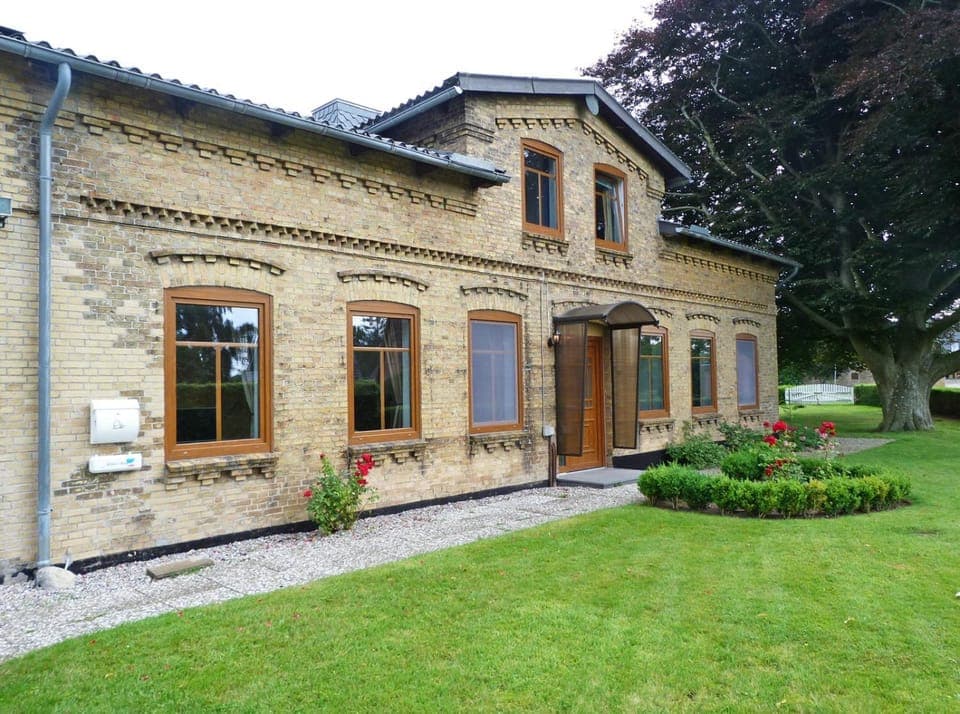 Property building, Day, Garden