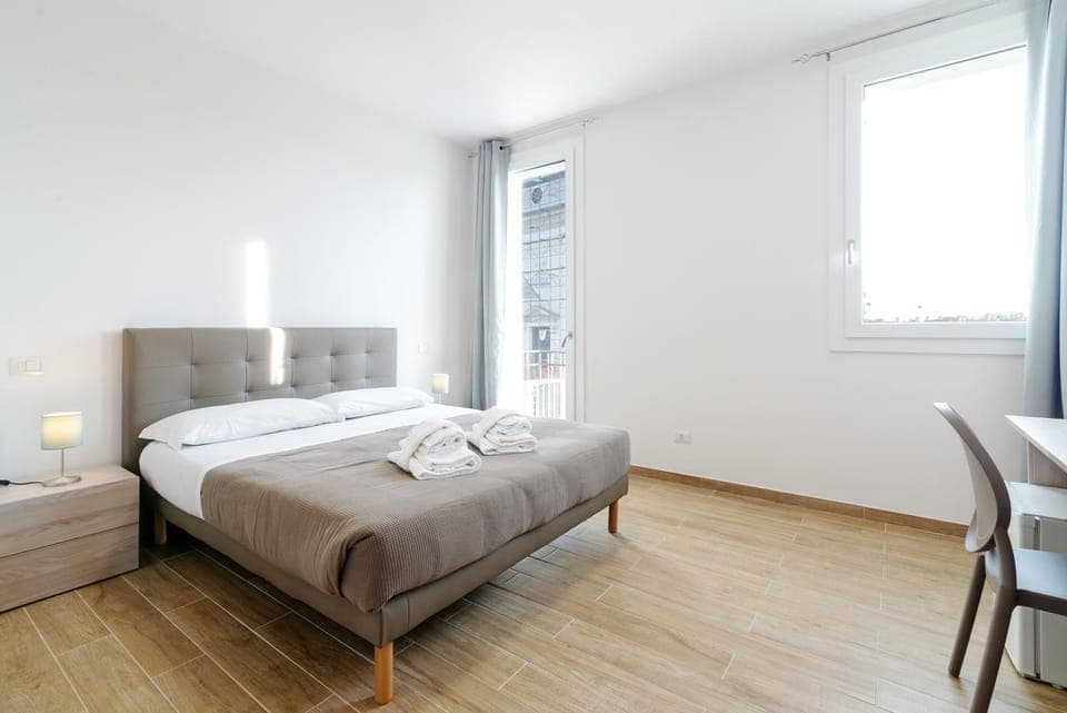 Photo of the whole room, Bedroom