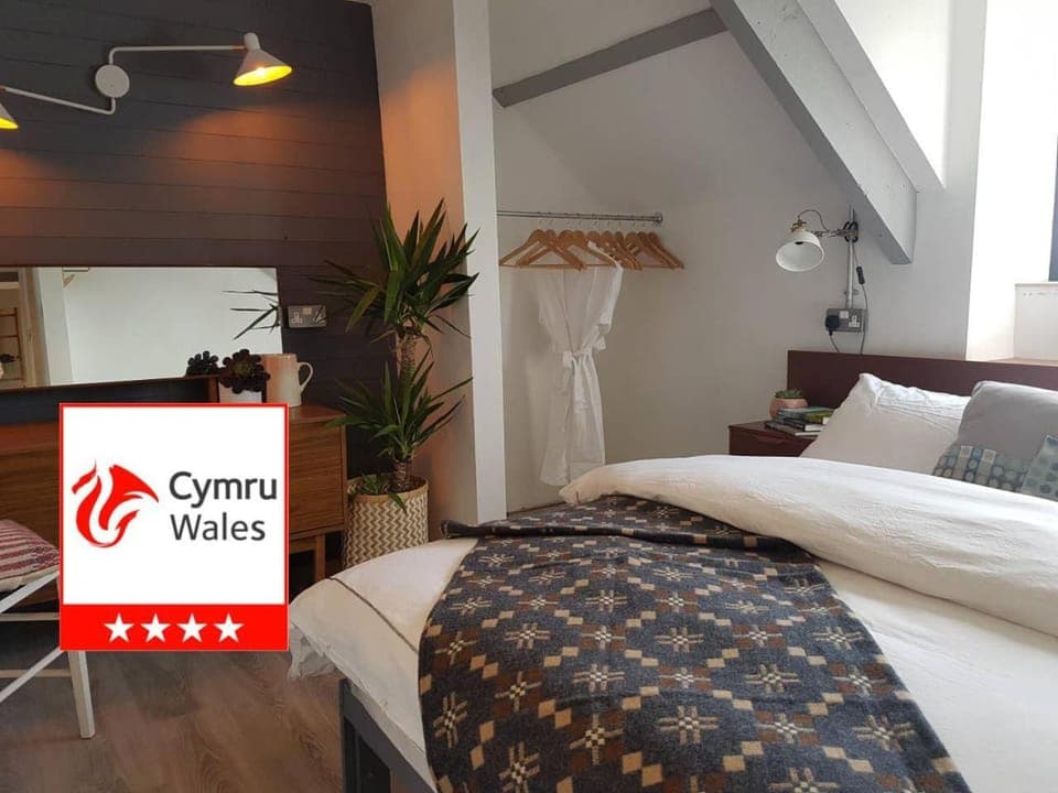 Bed, Logo/Certificate/Sign, Bedroom, Certificate/Award