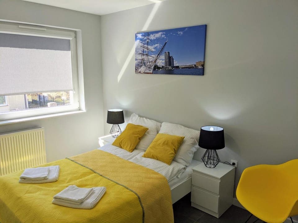 Photo of the whole room, Bedroom, towels