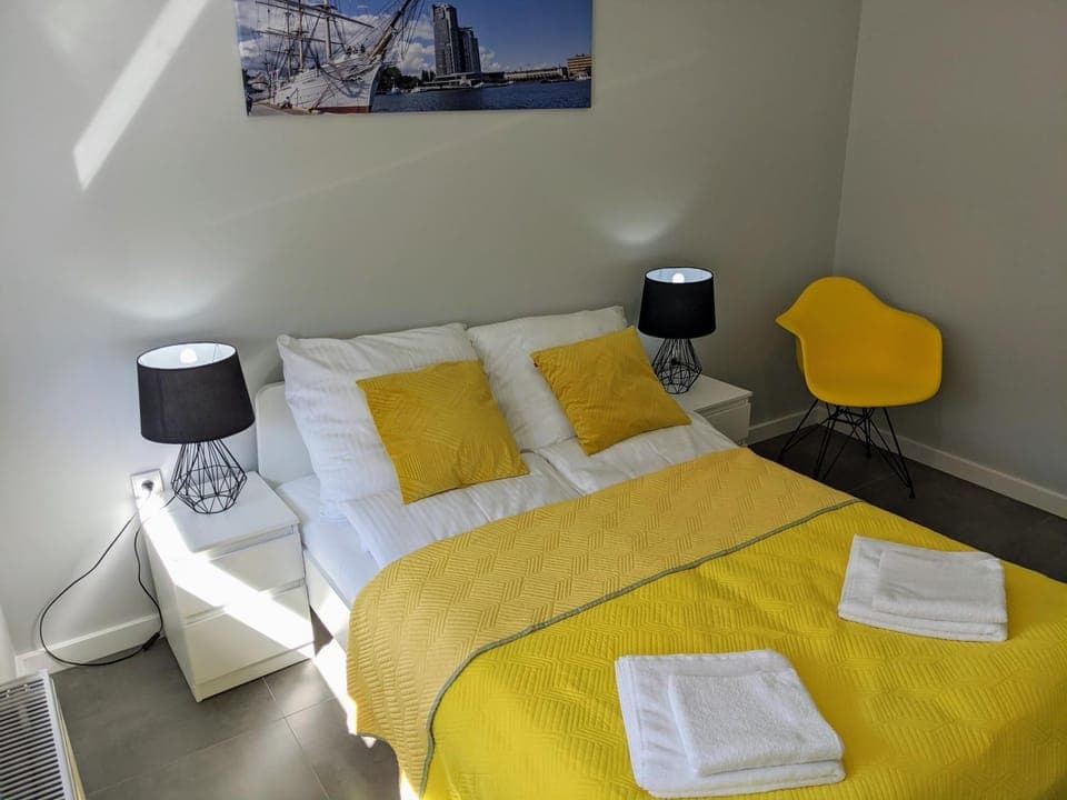 Bed, Photo of the whole room, Bedroom, towels