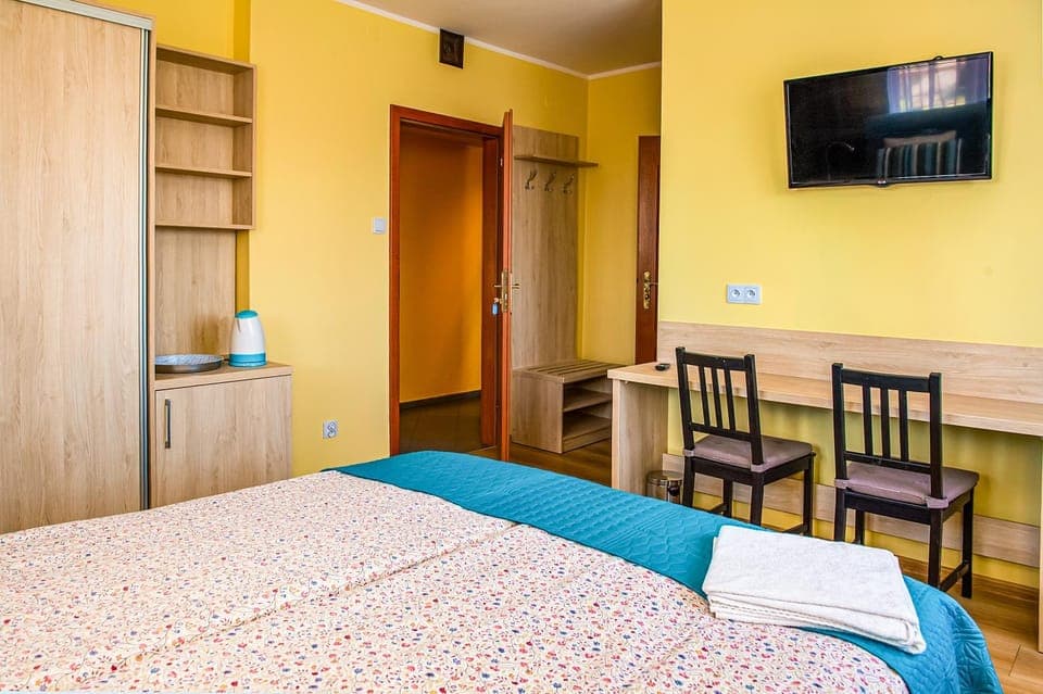 Bed, Photo of the whole room, Bedroom, hair dresser, wardrobe