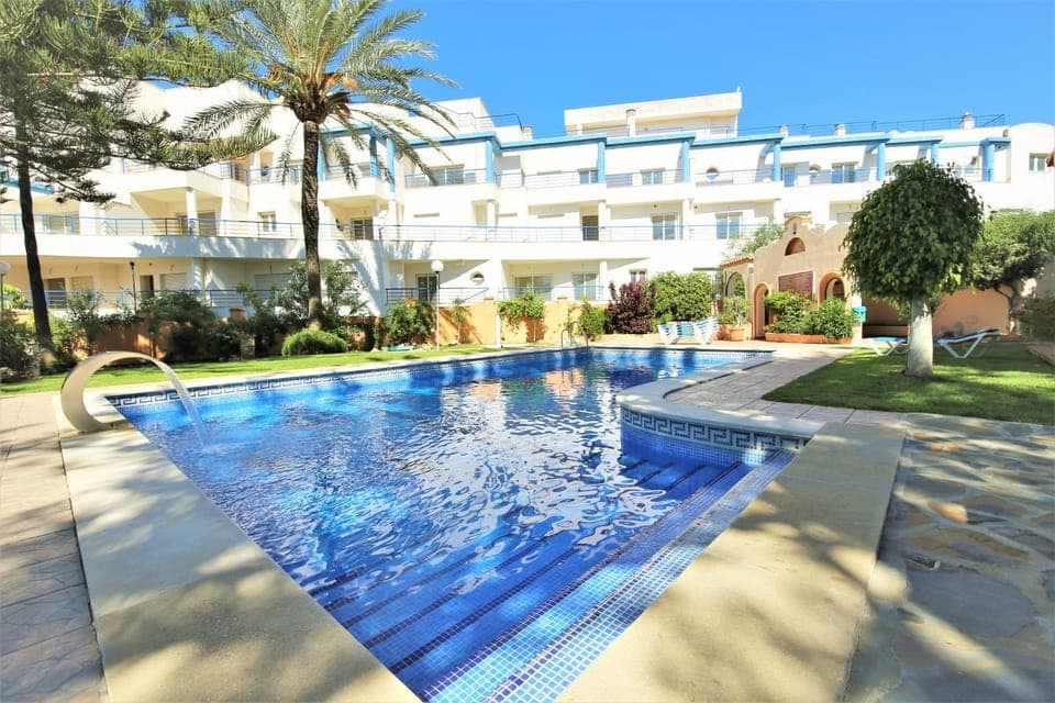 Property building, Garden, Swimming pool, Swimming pool