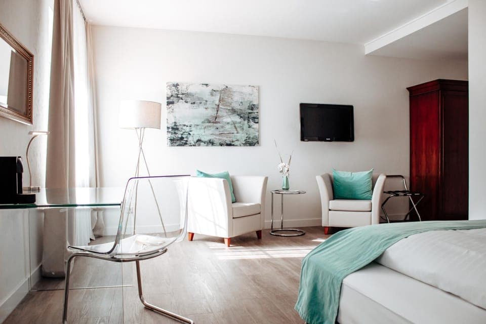 TV and multimedia, Coffee/tea facilities, Seating area, wardrobe