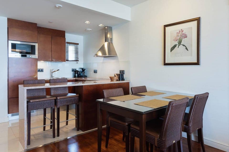 Kitchen or kitchenette, Dining area