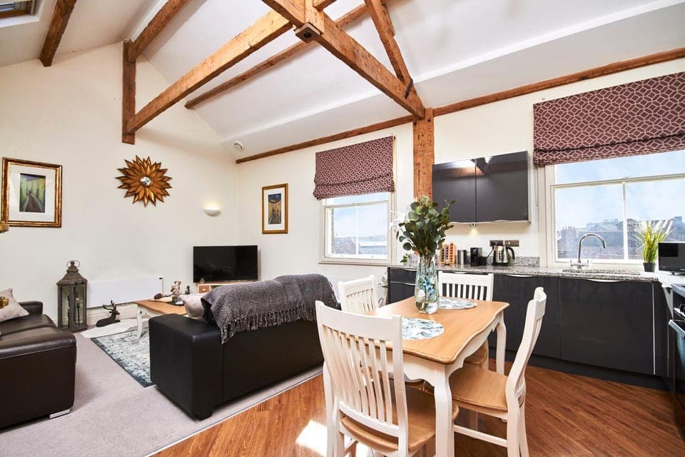 TV and multimedia, Living room, Seating area, Dining area