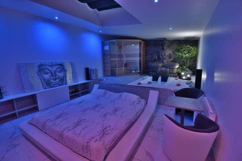 Bed, Night, Place of worship, Hot Tub, Sauna, Spa and wellness centre/facilities, hair dresser