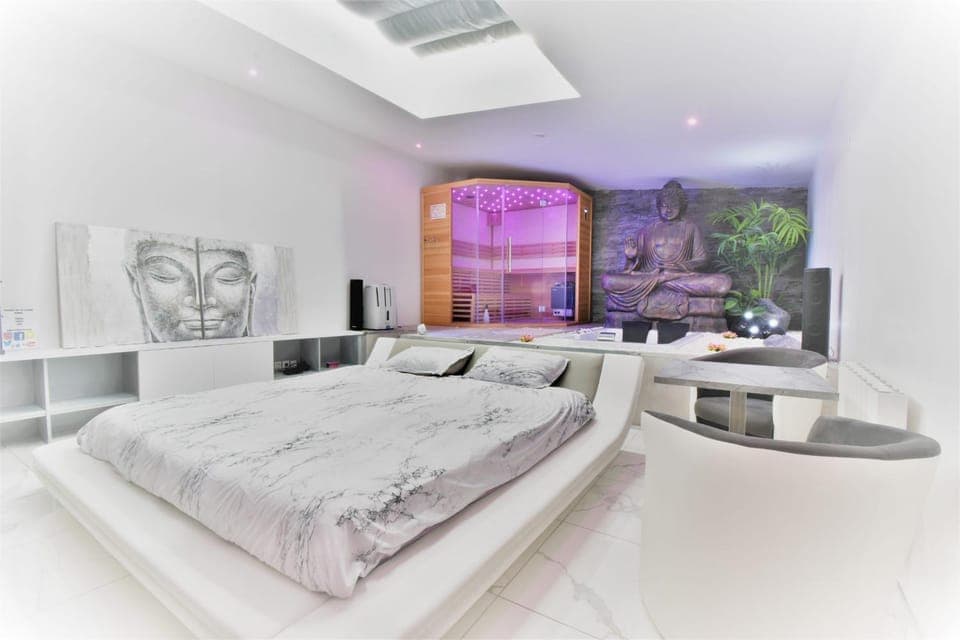 Bed, Hot Tub, Sauna, Sauna, Spa and wellness centre/facilities, Photo of the whole room, Bedroom